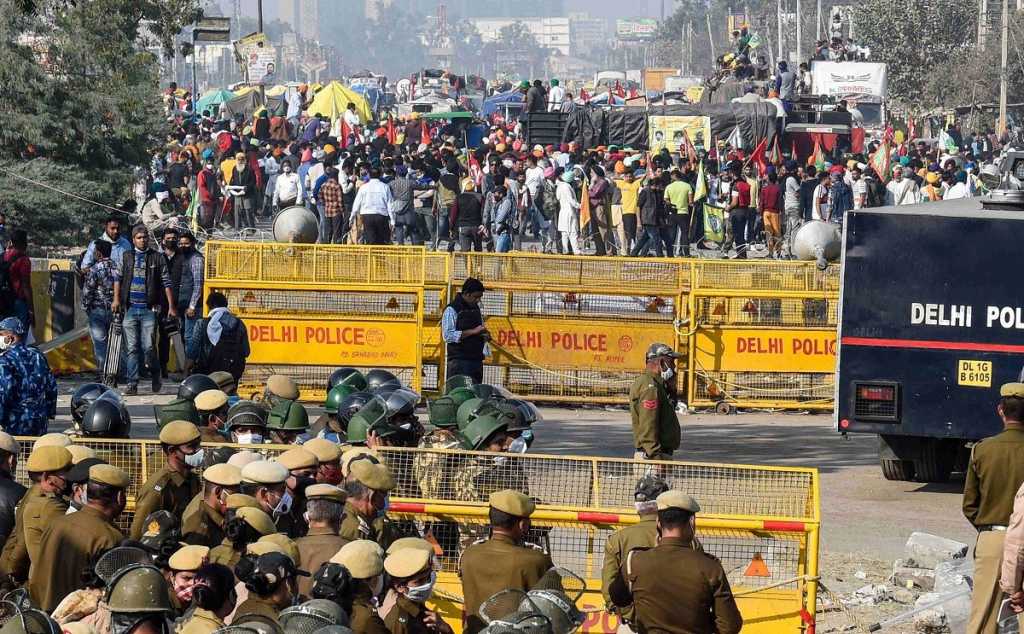 सिंघू बॉर्डरवर आंदोलकांकडून पोलीस,स्थानिकांवर हल्ला