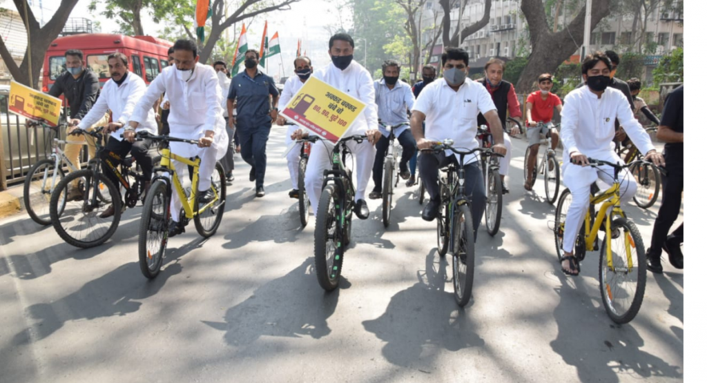 अधिवेशनाच्या तोंडावर काँग्रेसची स्टंटबाजी…सायकलवरून आले विधिमंडळात