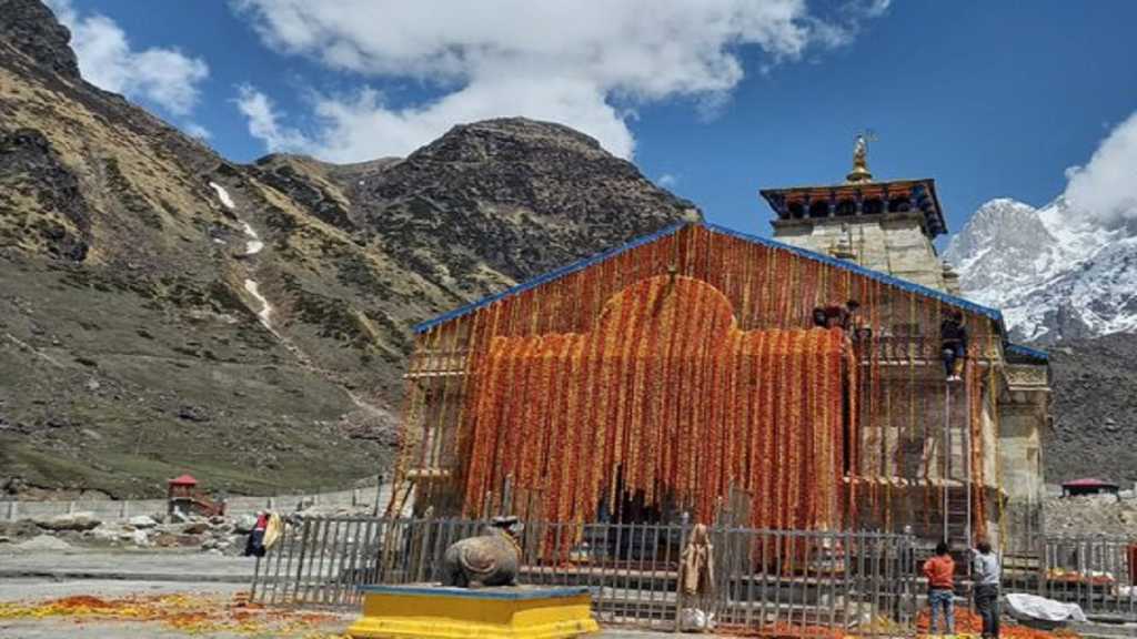 केदारनाथ मंदिराचे दरवाजे सहा महिन्यांनी उघडले