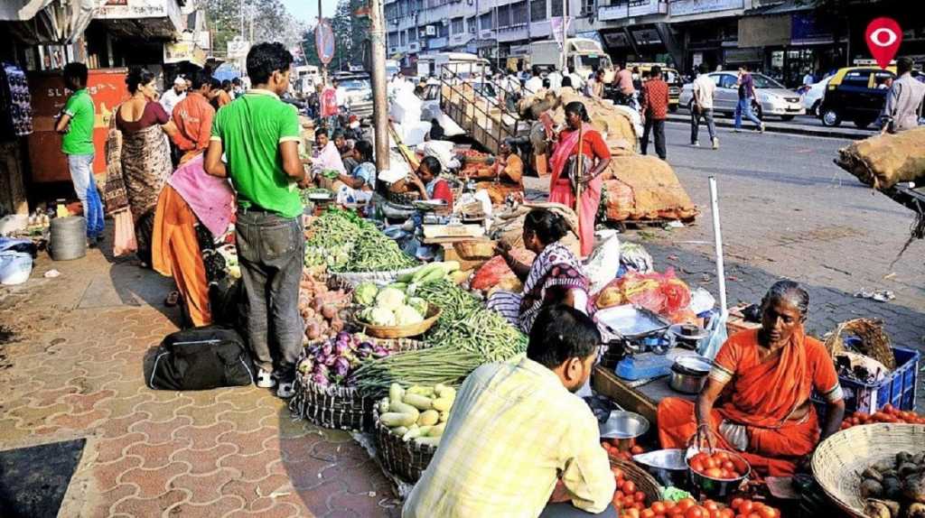 व्यापाऱ्यांचा वांधा; फेरीवाल्यांचा मात्र तेजीत धंदा