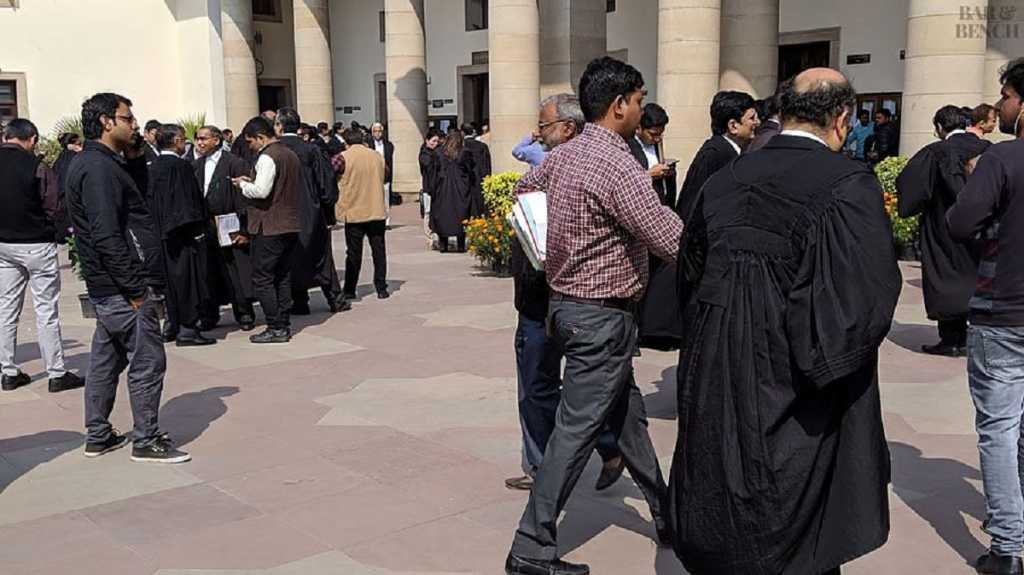 कोरोनामुळे त्या वकिलांनी सोडला पेशा