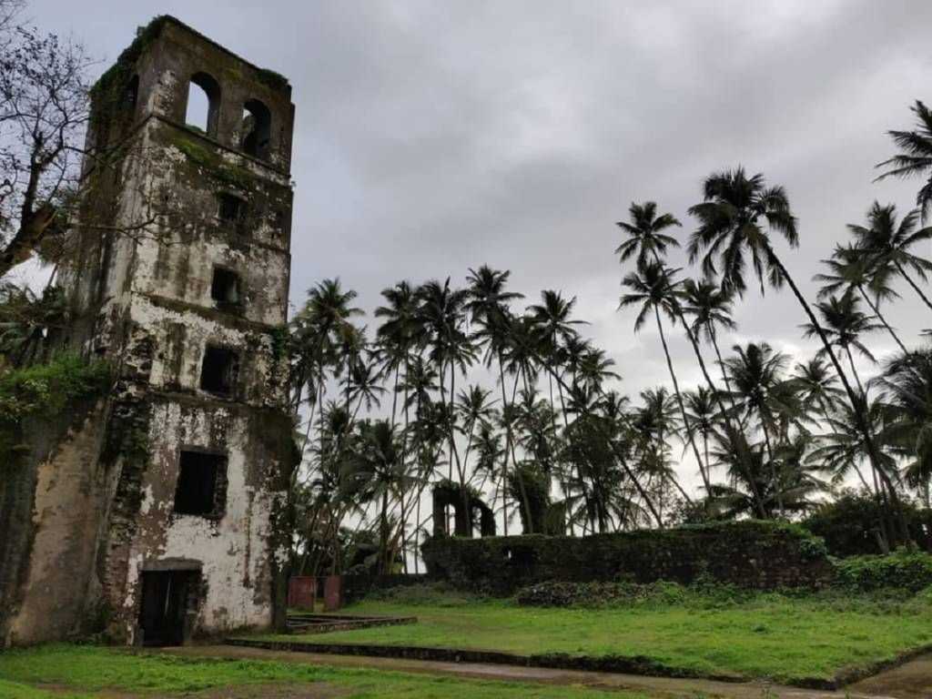 प्रशासनाचे अक्षम्य दुर्लक्ष; रेवदंडा किल्ल्याची तटबंदी ढासळली