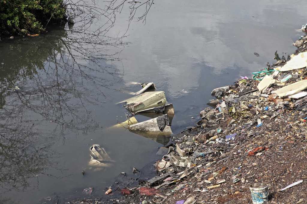 तुंबलेल्या नदीतील कचरा काढण्याचा खर्च प्रवाही