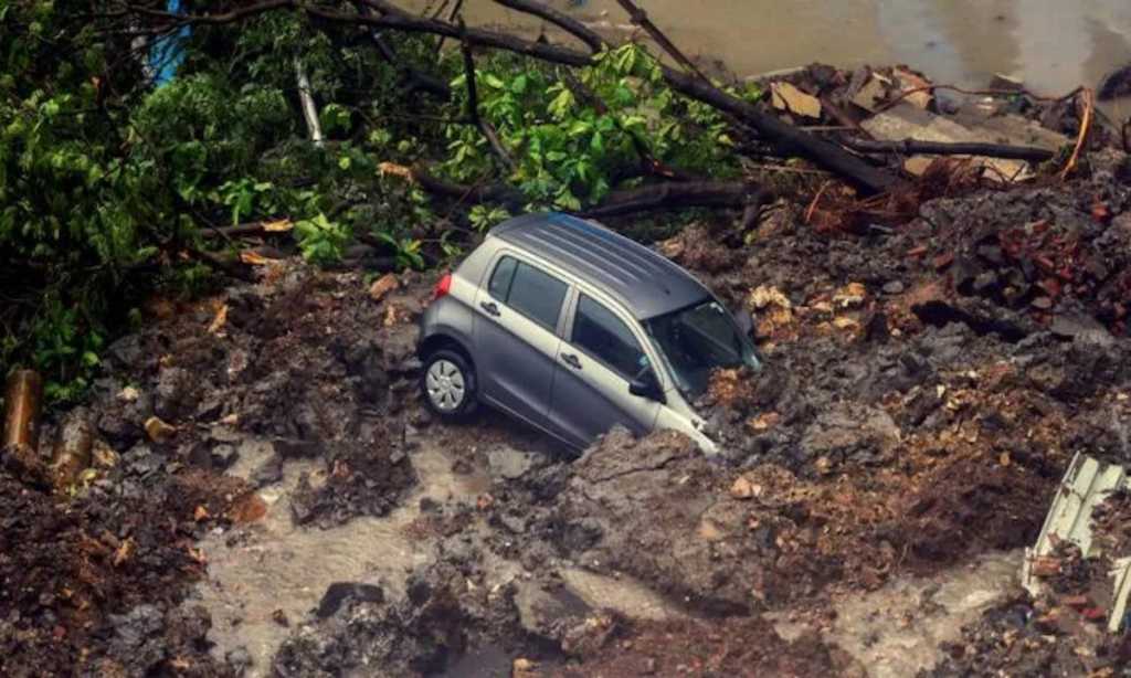 ठाण्यात भिंत कोसळून दहा गाड्यांचे नुकसान