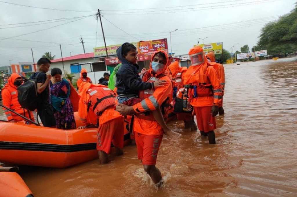 सगळे पाण्याखाली…. ५३१० हेक्टर शेती, १२१० गावे