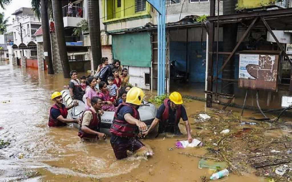 गाळात रुतलेले संसार वाचविण्यासाठी तगमग