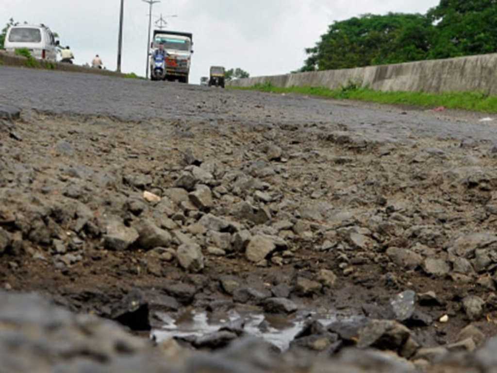 ठाण्यातील रस्ता सात-आठ फूट खचला