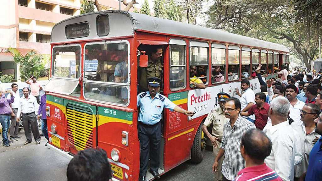 थांब्यावर उभ्या असलेल्या लोकांना ‘बेस्ट’ बसेसचा ठेंगा