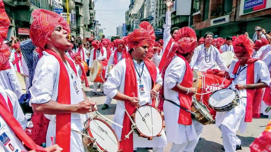 निर्बंध असले तरी वाजंत्र्यांना परवानगी द्या!