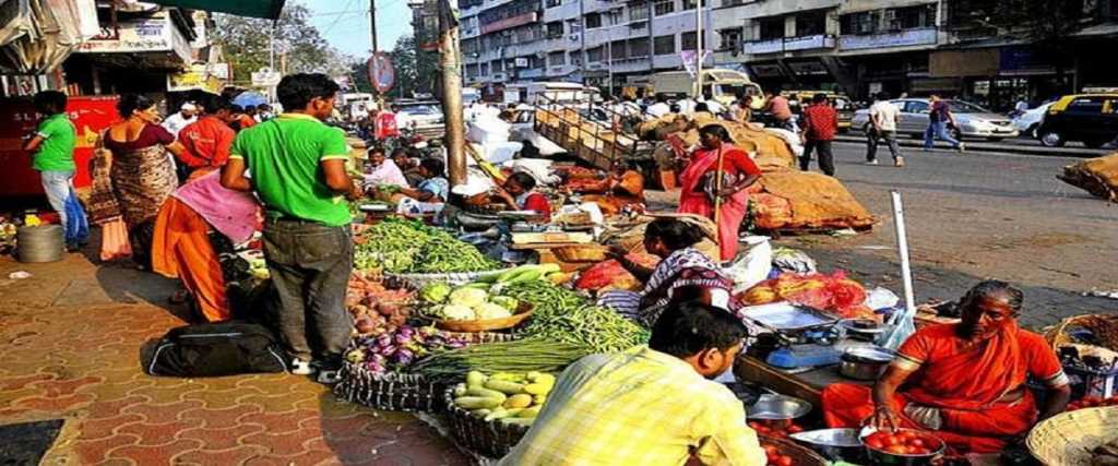 शहरातील रस्त्यांवर फेरीवाल्यांचा फेरा!