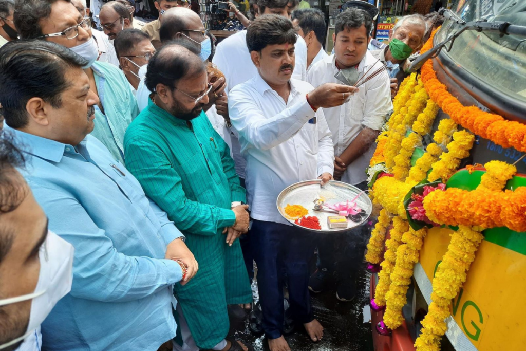 प्रकाश गंगाधरे यांच्या पुढाकाराने मुलुंडमध्ये दोन नव्या वातानुकूलित बस