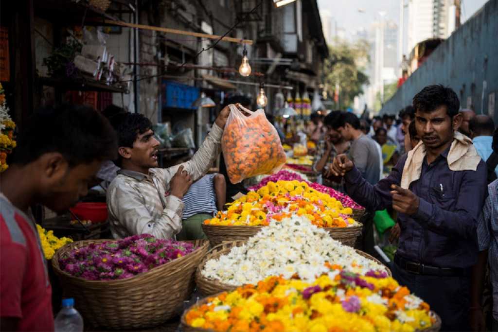 ओल्या फुलांमुळे व्यावसायिकांचा धंदा कोरडा