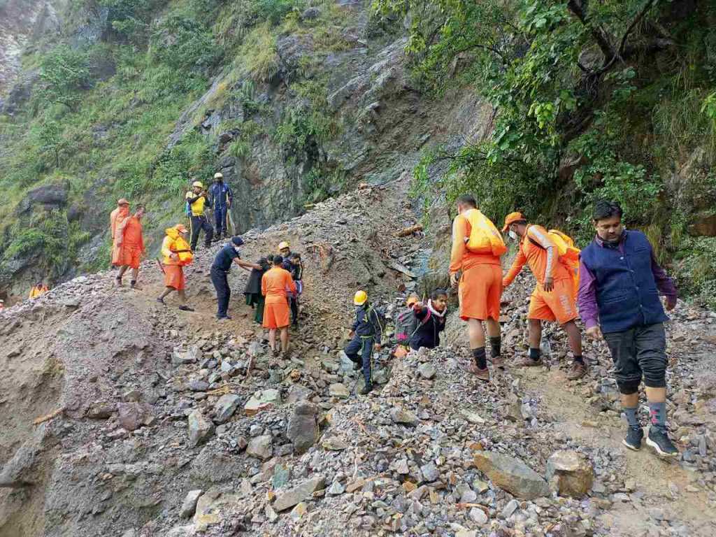 हिमवृष्टीमुळे ११ गिर्यारोहकांना गमवावे लागले प्राण