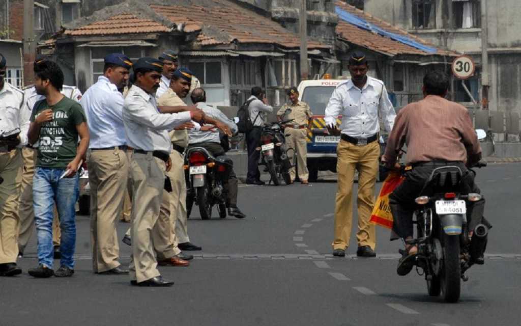 उलट्या मार्गाने जाणाऱ्या १३० दुचाकीस्वारांना पोलिस रोज करताहेत सरळ