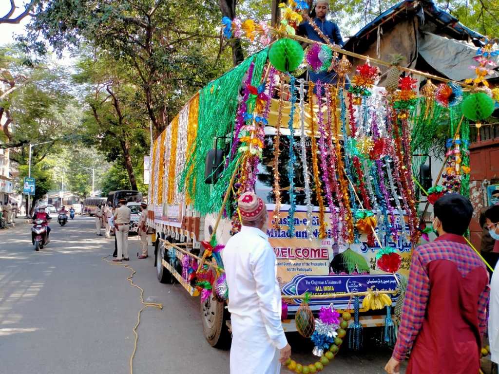 गणेश मिरवणुकांना बंदी; ईदच्या मिरवणुकांना हिरवा कंदिल