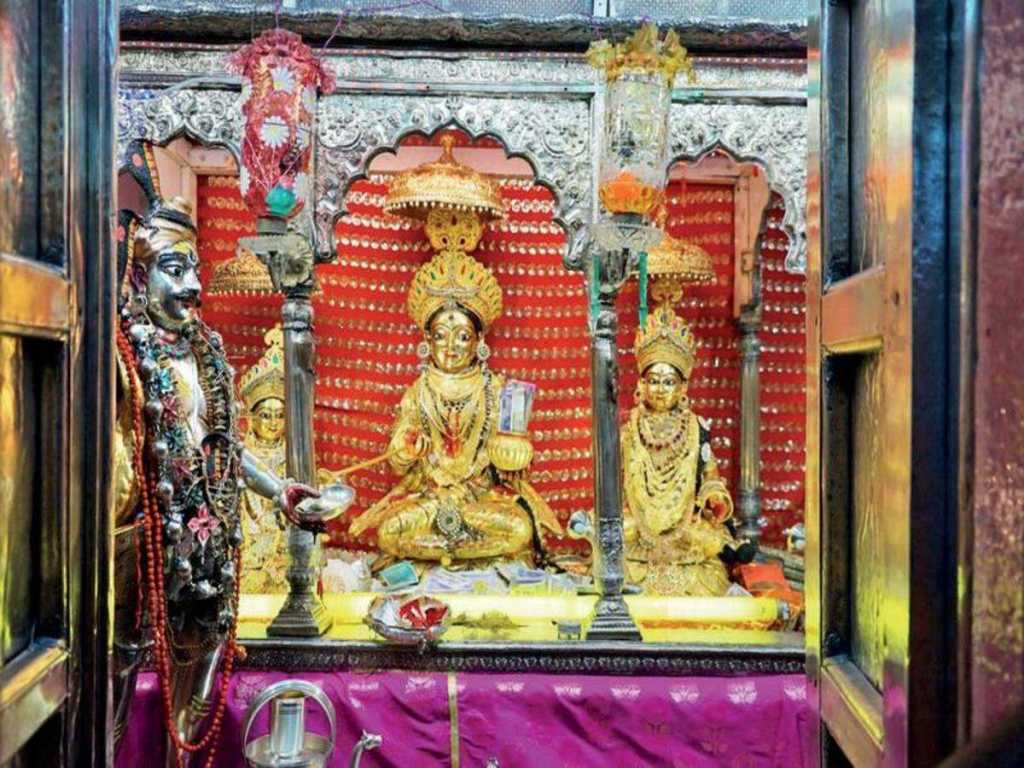 काशीतील या मंदिरात प्रसाद म्हणून का देतात नाणी?