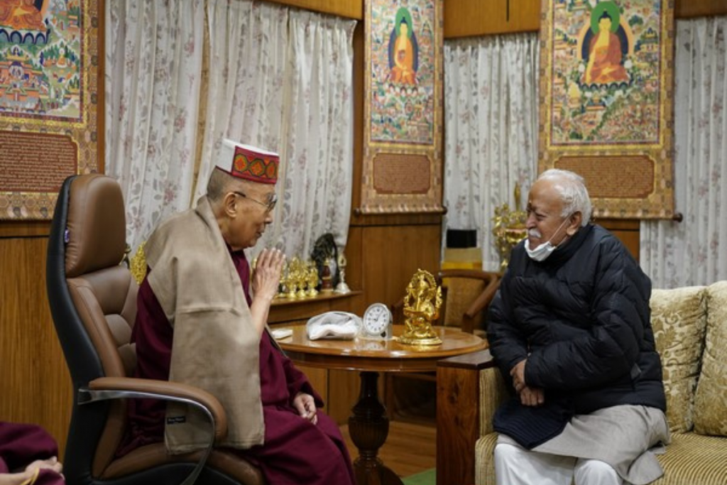 सरसंघचालक मोहन भागवतांची तिबेटियन धर्मगुरू दलाई लामांशी भेट