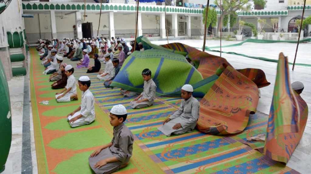 कर्नाटकच्या शाळेत नमाज पढण्याचे प्रकरण तापले… हिंदू संघटनांचे चौकशीचे आदेश