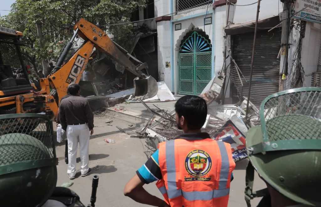 सर्वोच्च न्यायालयात सगळेच वकील म्हणाले, जहांगीरपुरीमध्ये अतिक्रमणे!