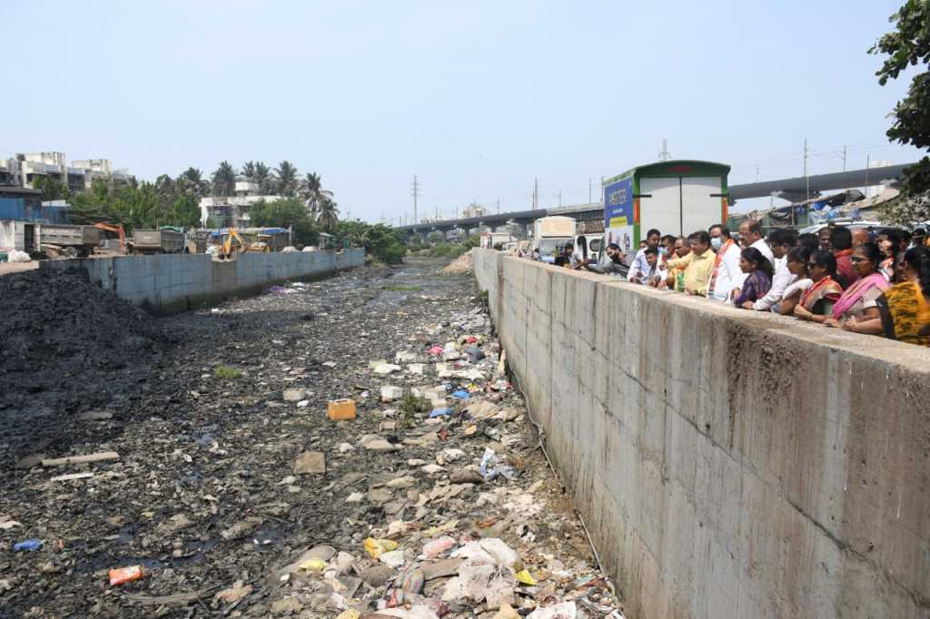 पन्नास लाखाच्या घडयाळात टायमिंग चुकलेले आता जागे झाले!