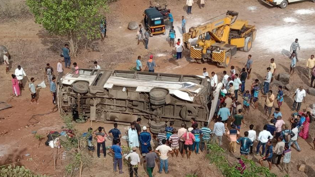 म्हसळा जवळील घोणसे घाटात बस कोसळली दरीत