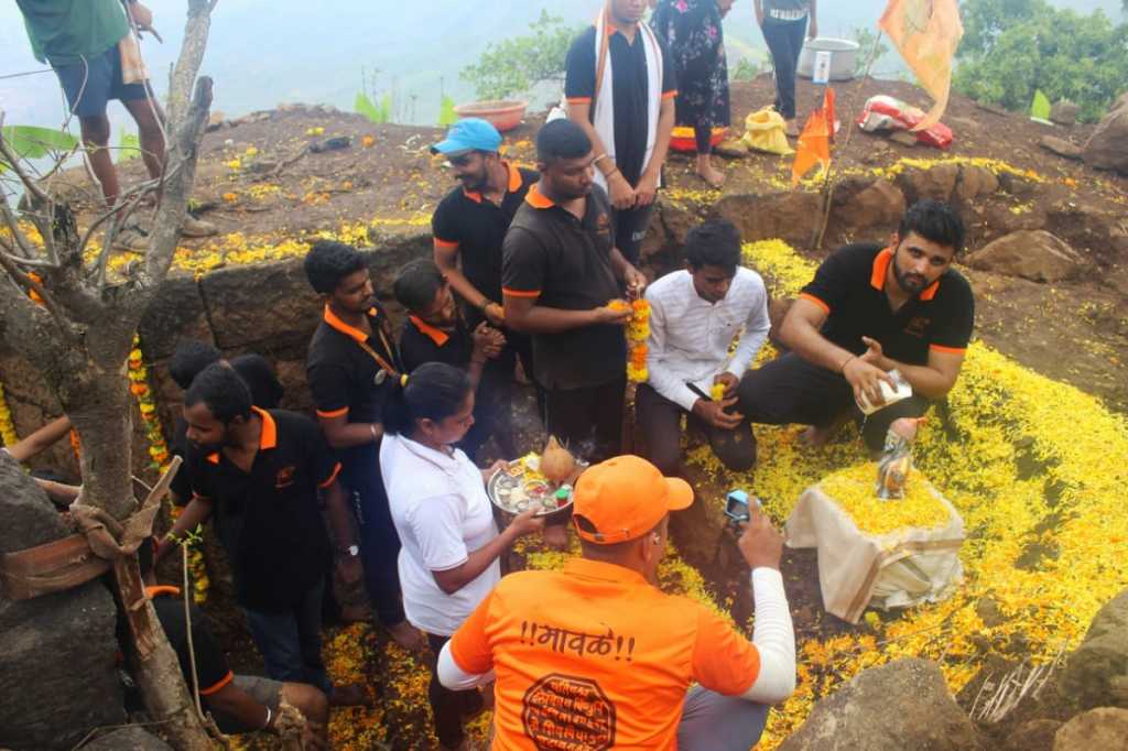 गुमतारा किल्ल्यावर प्रवेशद्वार बसवून साजरा झाला शिवराज्याभिषेक दिन