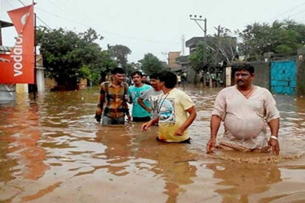 गुजरातमध्ये पुराचे थैमान, ६४ लोक दगावले