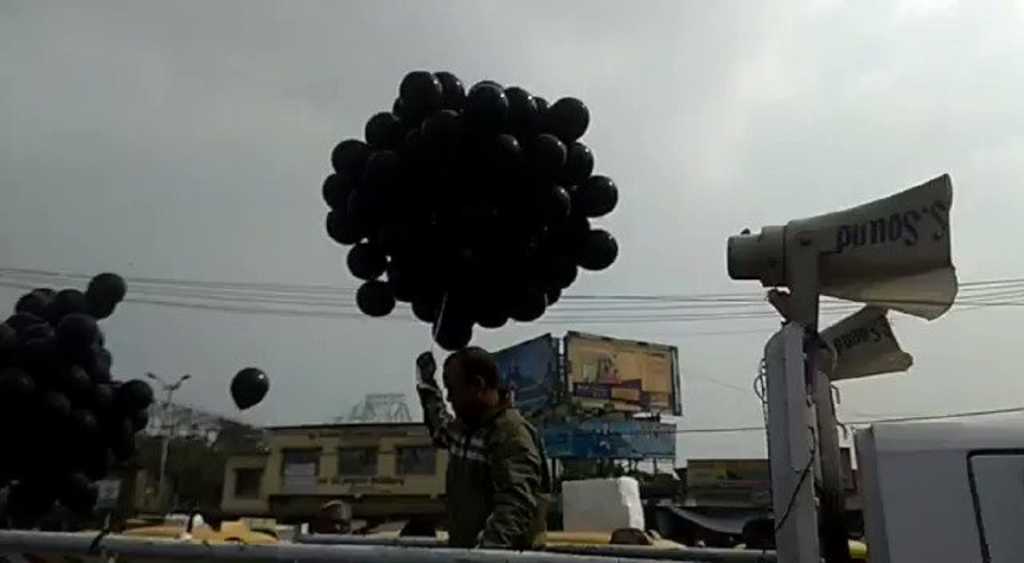 पंतप्रधानांच्या हेलिकॉप्टरच्या दिशेने काँग्रेसच्या कार्यकर्त्यांनी सोडले काळे फुगे