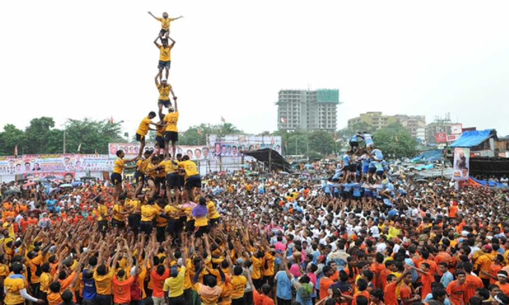 निर्बंधमुक्त दहीहंडीमुळे गोविंदा घेतायत मोकळा श्वास