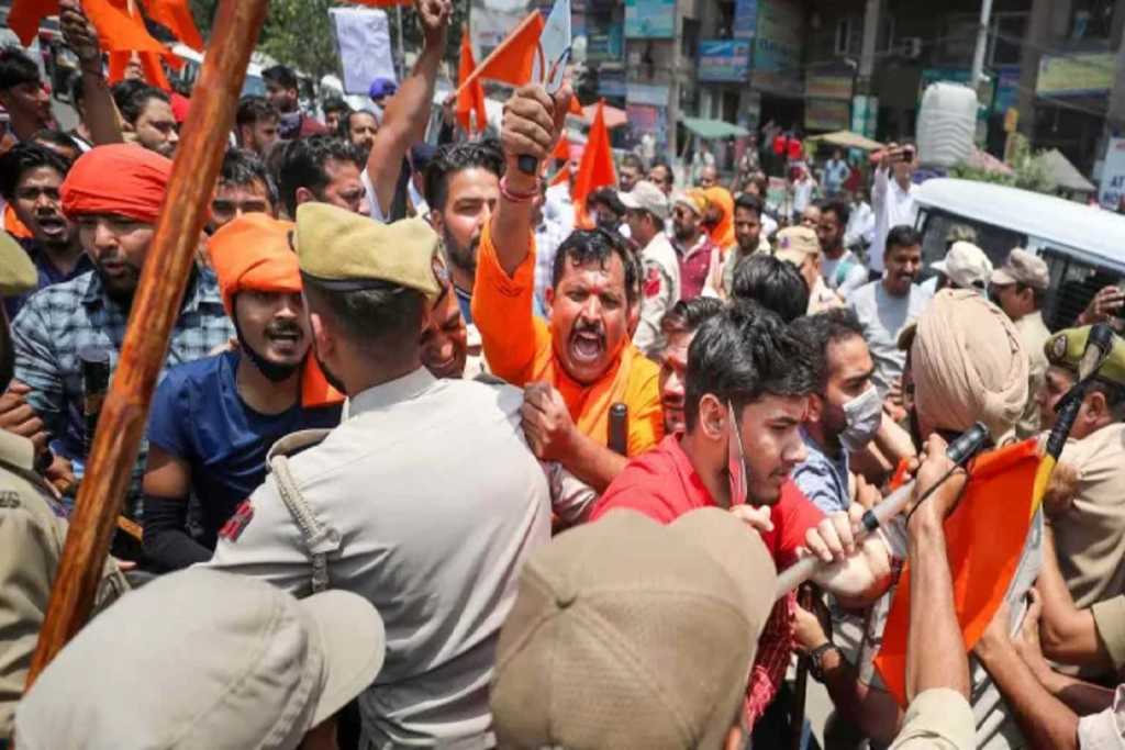 कुलुप तोडण्याचा इशारा दिल्यानंतर तीन वर्षांनी उघडले हनुमान मंदिर