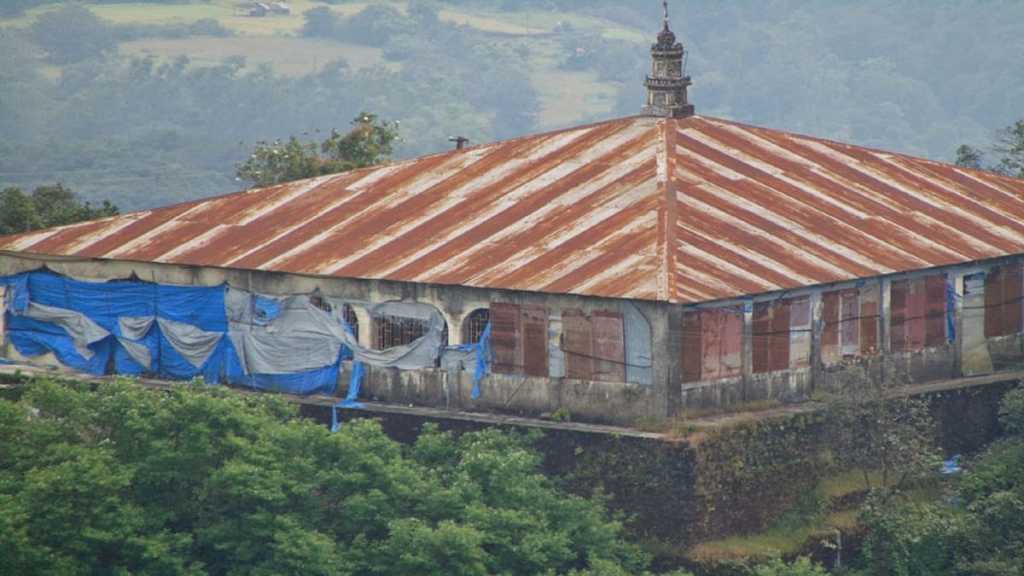 अफझलखानाच्या मृत्यूदिनीच त्याच्या कबरीभोवतालच्या अनधिकृत बांधकामावर हातोडा