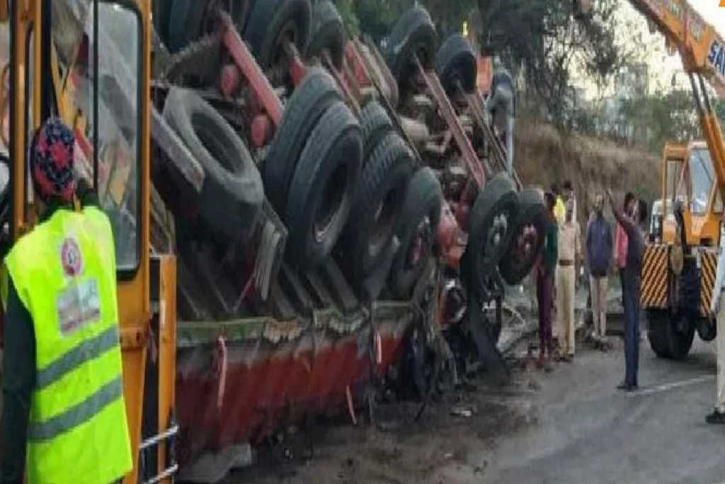 कोल्हापूरहून मुंबईकडे जाणाऱ्या खासगी बसला पहाटे भीषण अपघात, ४ जणांचा जागीच मृत्यू