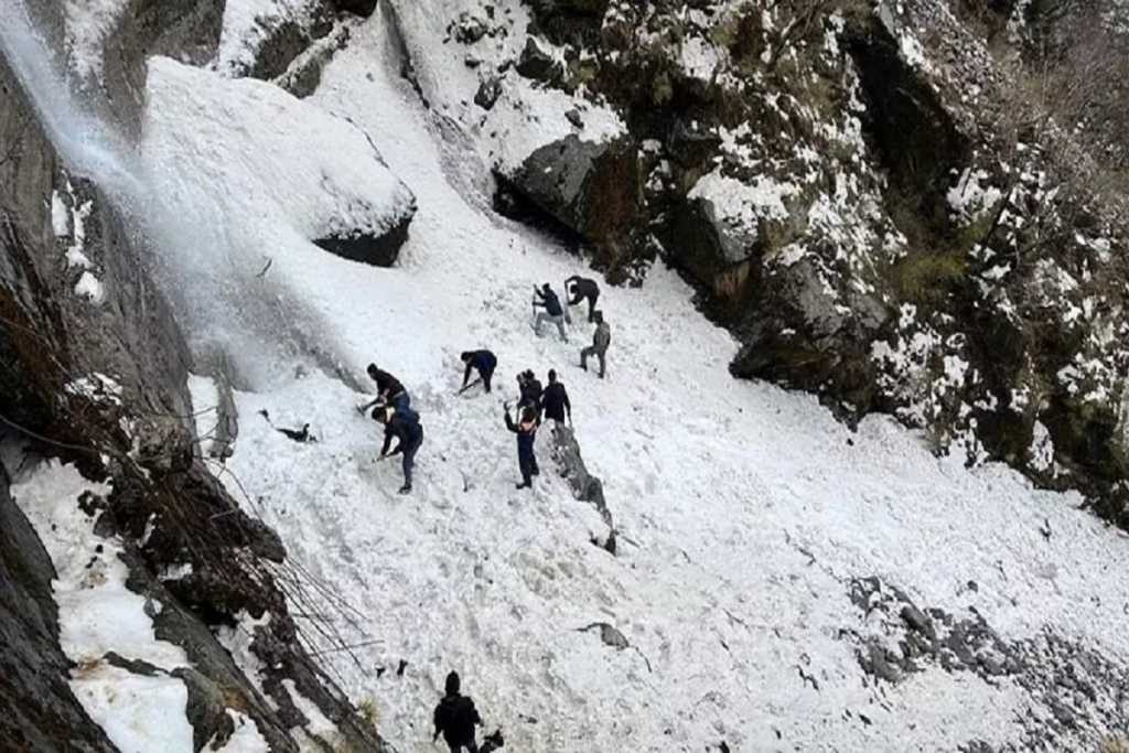 आल्प्स पर्वतरांगांमध्ये हिमस्खलनात चार जणांचा मृत्यू, अडकलेले बहुतांश गिर्यारोहक