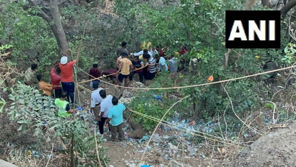 मुंबई पुणे जुन्या मार्गावर बस दरीत कोसळली, १३ जणांचा मृत्यू, गोरेगावचे झांज पथकही होते