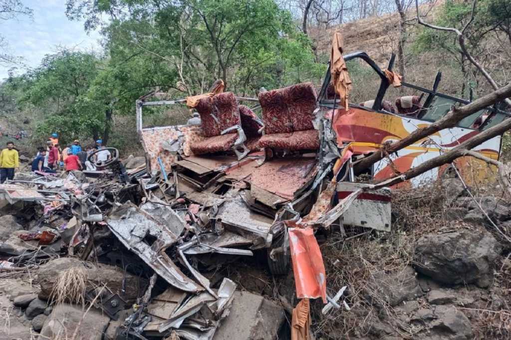 मुंबई-पुणे महामार्गावरील खासगी बस अपघातातील मृतांच्या नातेवाईकांना ५ लाखांची मदत