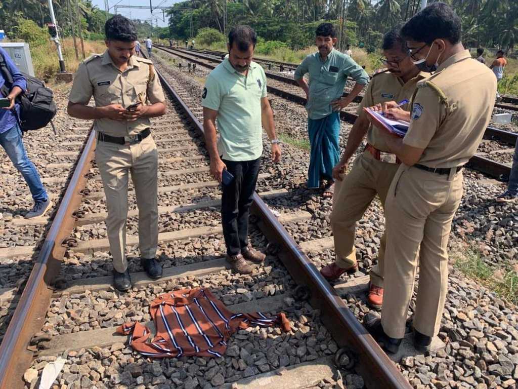 प्रवाशाने धावत्या रेल्वेत लावली आग