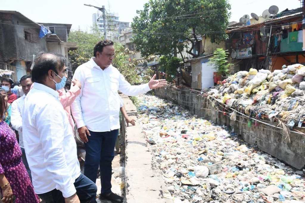 आशिष शेलार यांच्याकडून मुंबईतील नाले सफाईची पाहणी