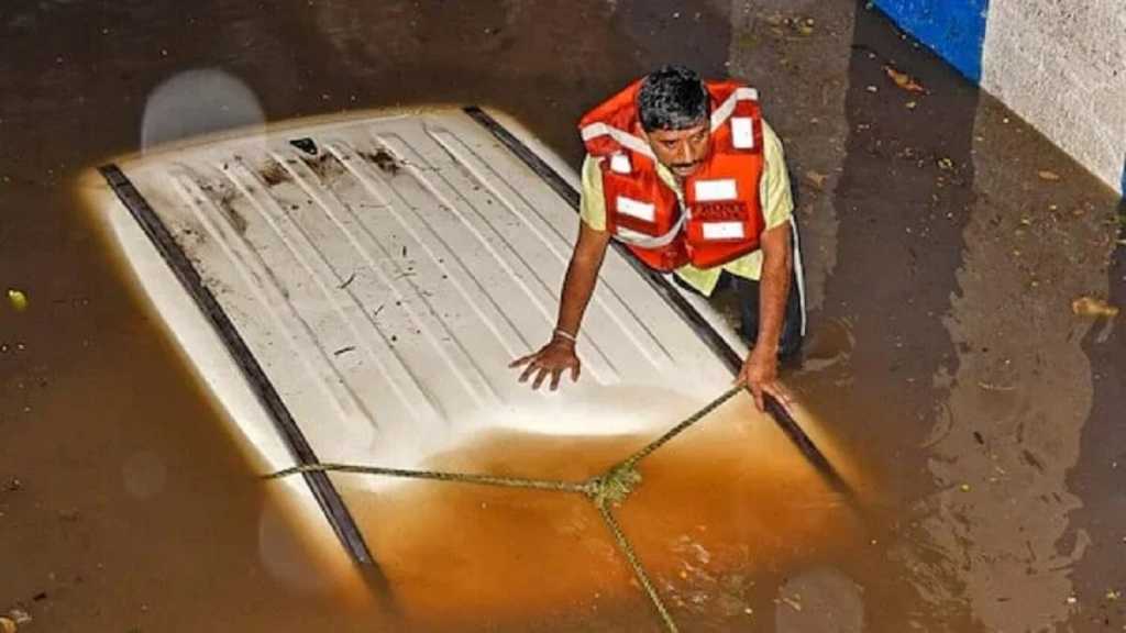 भुयारी मार्गात तुंबलेल्या पाण्यात गाडी अडकली; इन्फोसिसच्या इंजीनियरचा मृत्यू