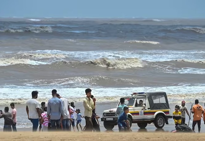 ट्यूशन क्लासला दांडी मारून समुद्रकिनाऱ्यावर गेले अन् समुद्रात ओढले गेले