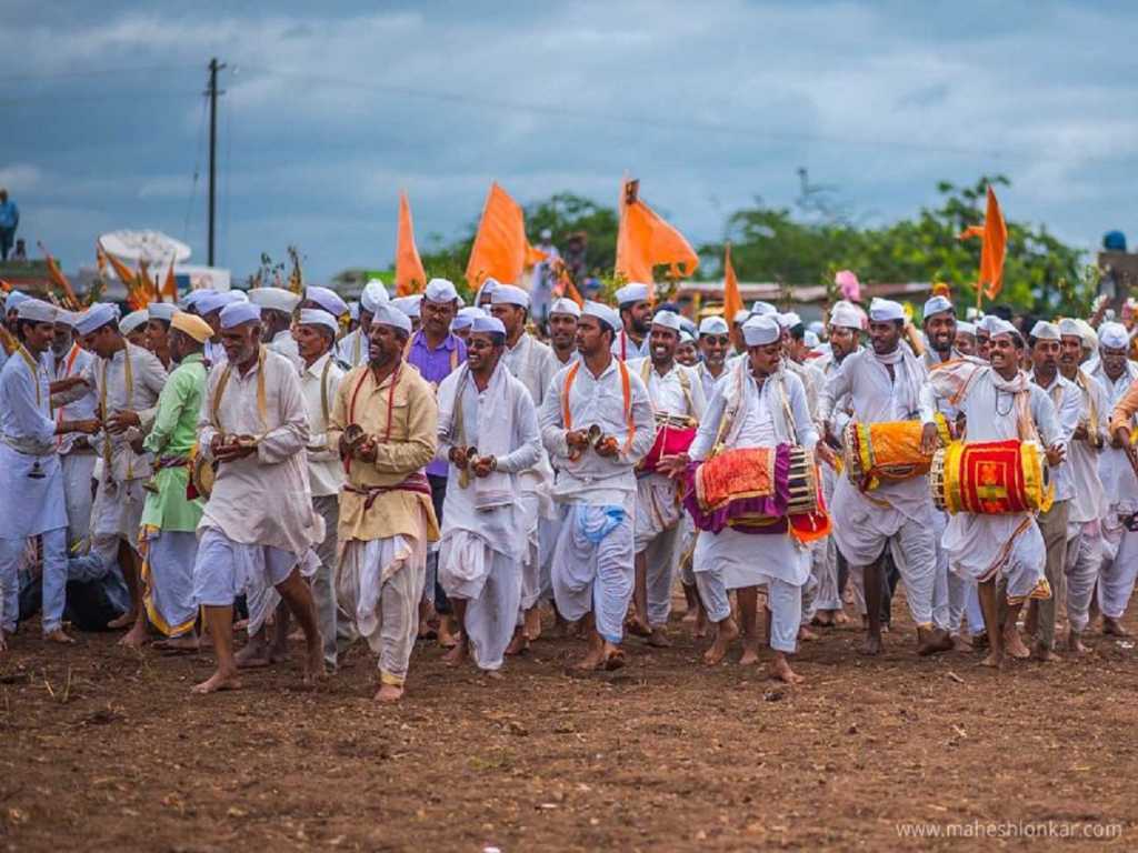 पालखी सोहळ्यातल्या वारकऱ्यांना कागदी घोड्यांचा फटका