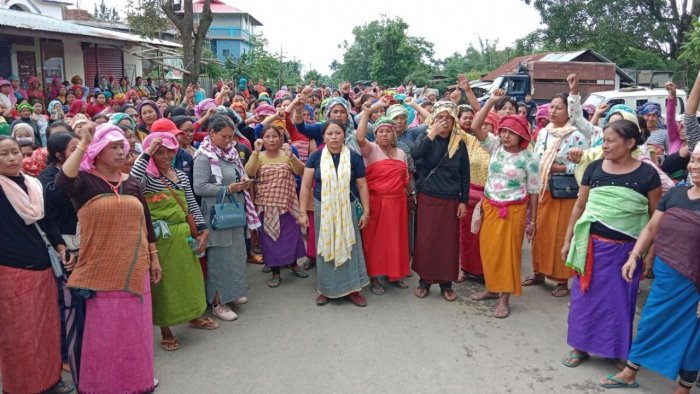 मणिपूरमध्ये सैनिकांच्या कामात महिलांचा अडथळा