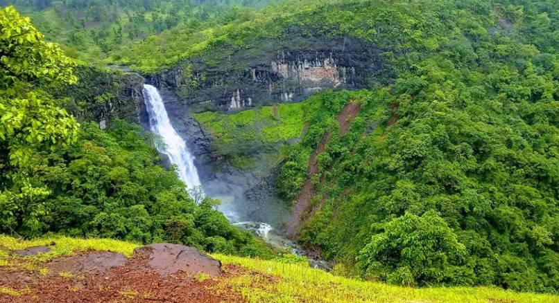 दुगारवाडी धबधब्यात १७ वर्षीय तरुण गेला वाहून