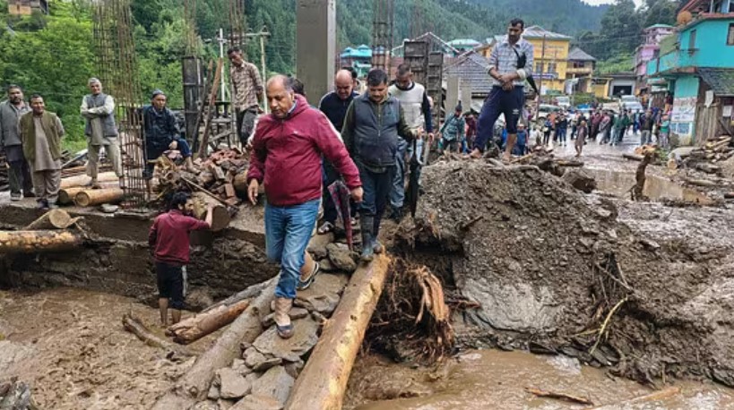 हिमाचल प्रदेशात १० हजारांहून अधिक पर्यटक अडकले