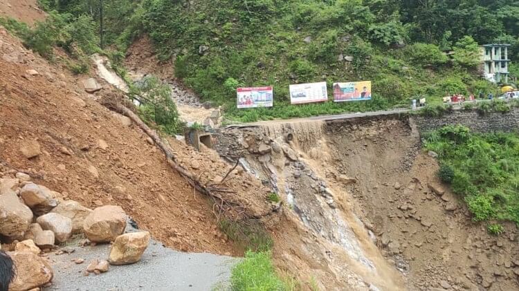 ब्रदीनाथ महामार्ग वाहून गेल्याने १००० यात्री अडकले