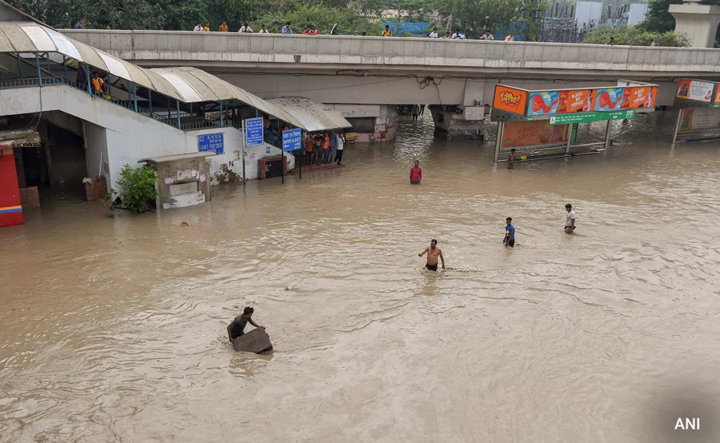 पूरस्थितीमुळे दिल्लीतील शाळा बंद; पाणीप्रकल्प बंद पडल्यामुळे पाणीचिंता भेडसावणार