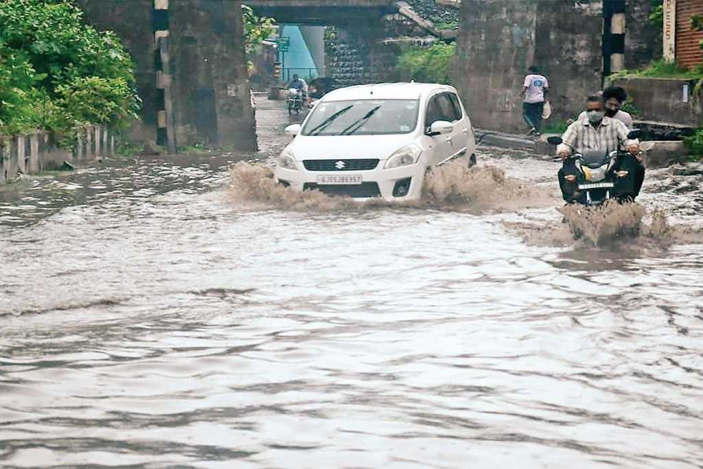 गुजरातमध्ये शहरात पूर; चार बळी!