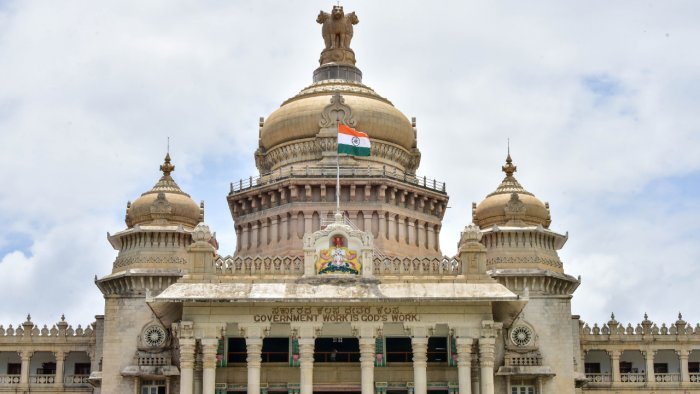 कर्नाटक विधानसभेत बजेट सत्र सुरू असतानाच एक माणूस घुसला