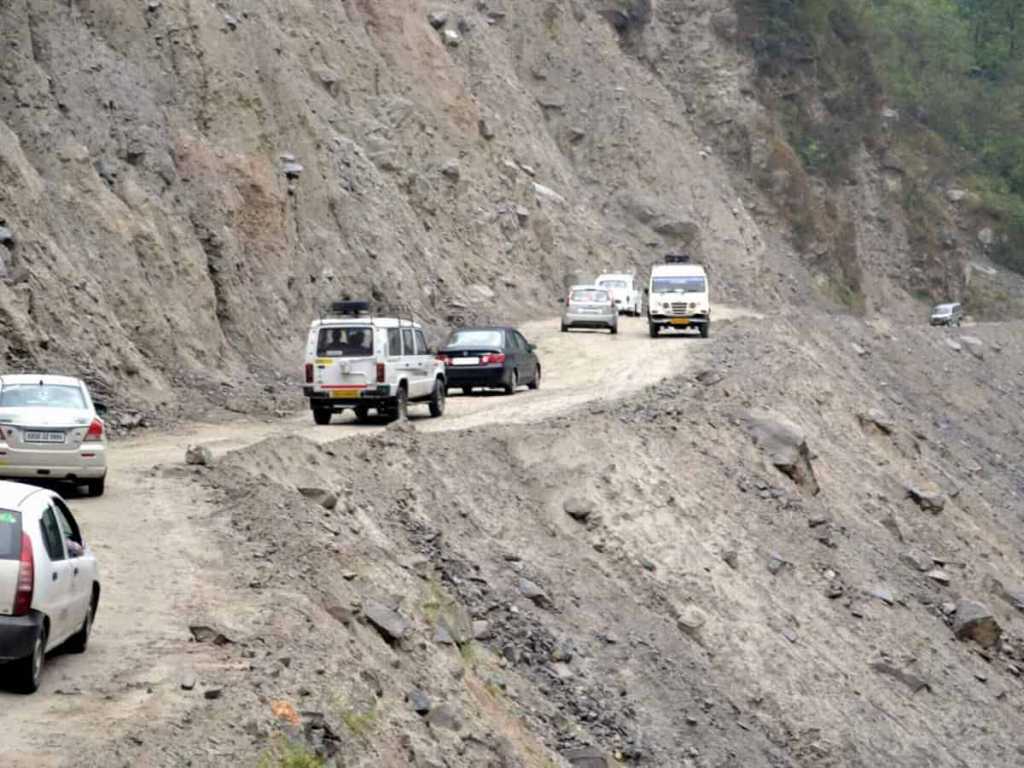 बद्रीनाथ महामार्गावरील ७० मीटरचा रस्ता खचला