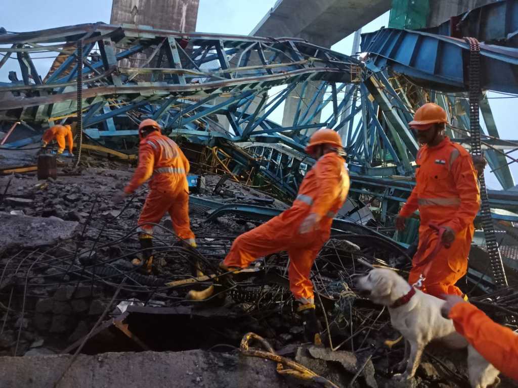 ठाण्यात गर्डर लाँचर कोसळून १७ जणांचा मृत्यू