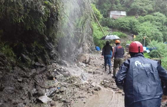 केदारनाथ यात्रेच्या मुख्य मार्गावर दरड कोसळून १३ लोक बेपत्ता